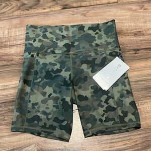 Athleta Salutation Stash Pocket II 7" Shorts NWT